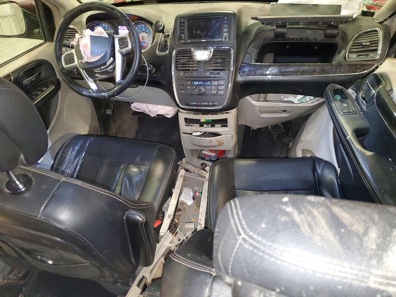 CHRYSLER TOWN & COUNTRY 2012 — 9