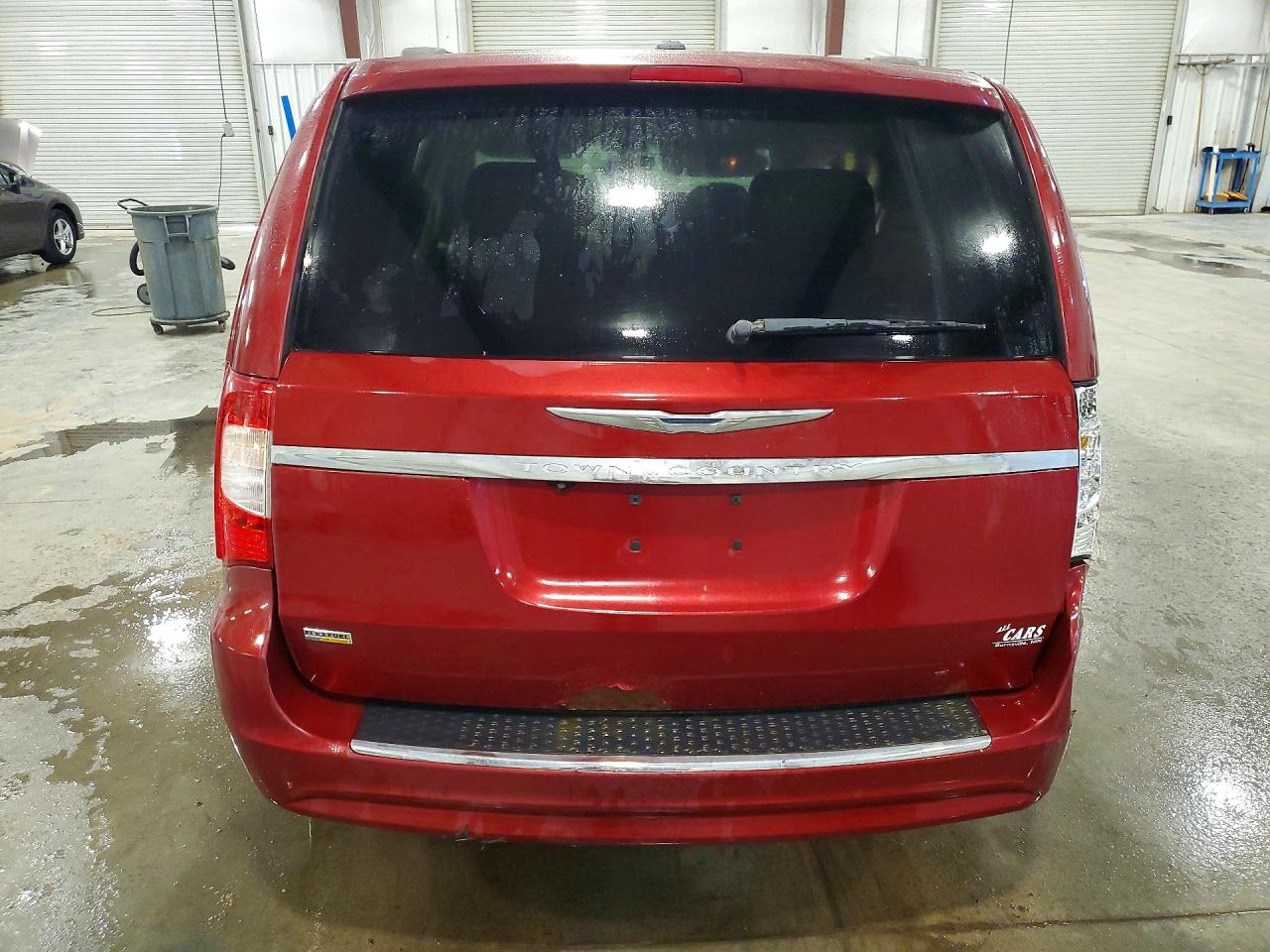 CHRYSLER TOWN & COUNTRY 2012 — 7