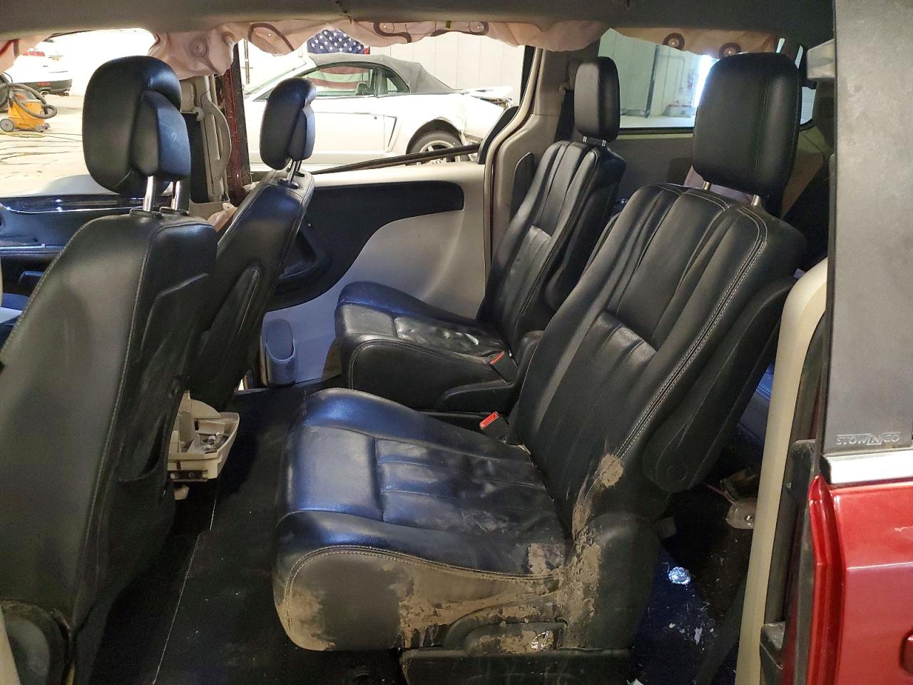 CHRYSLER TOWN & COUNTRY 2012 — 12