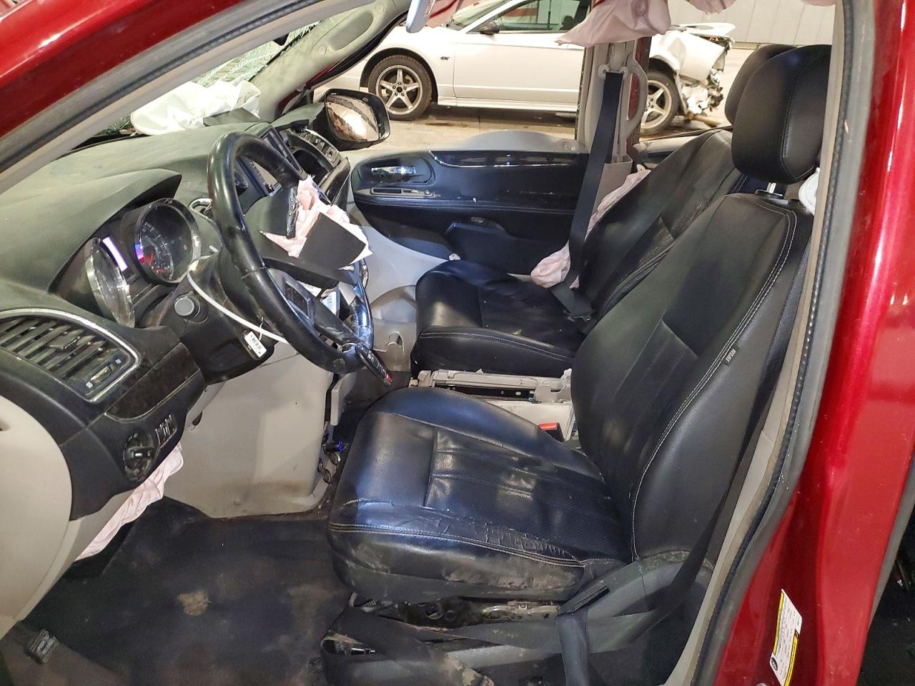 CHRYSLER TOWN & COUNTRY 2012 — 8
