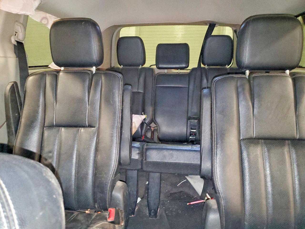 CHRYSLER TOWN & COUNTRY 2012 — 11