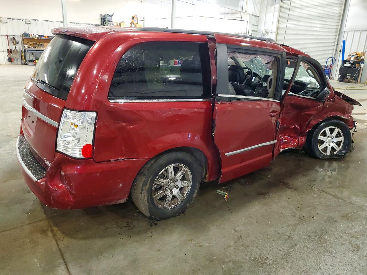CHRYSLER TOWN & COUNTRY 2012 — 4