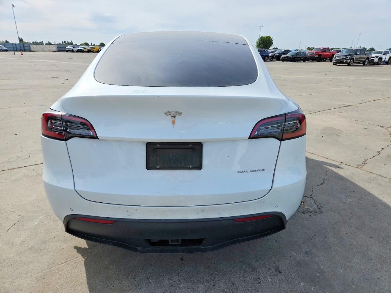 TESLA MODEL Y 2022 — 7