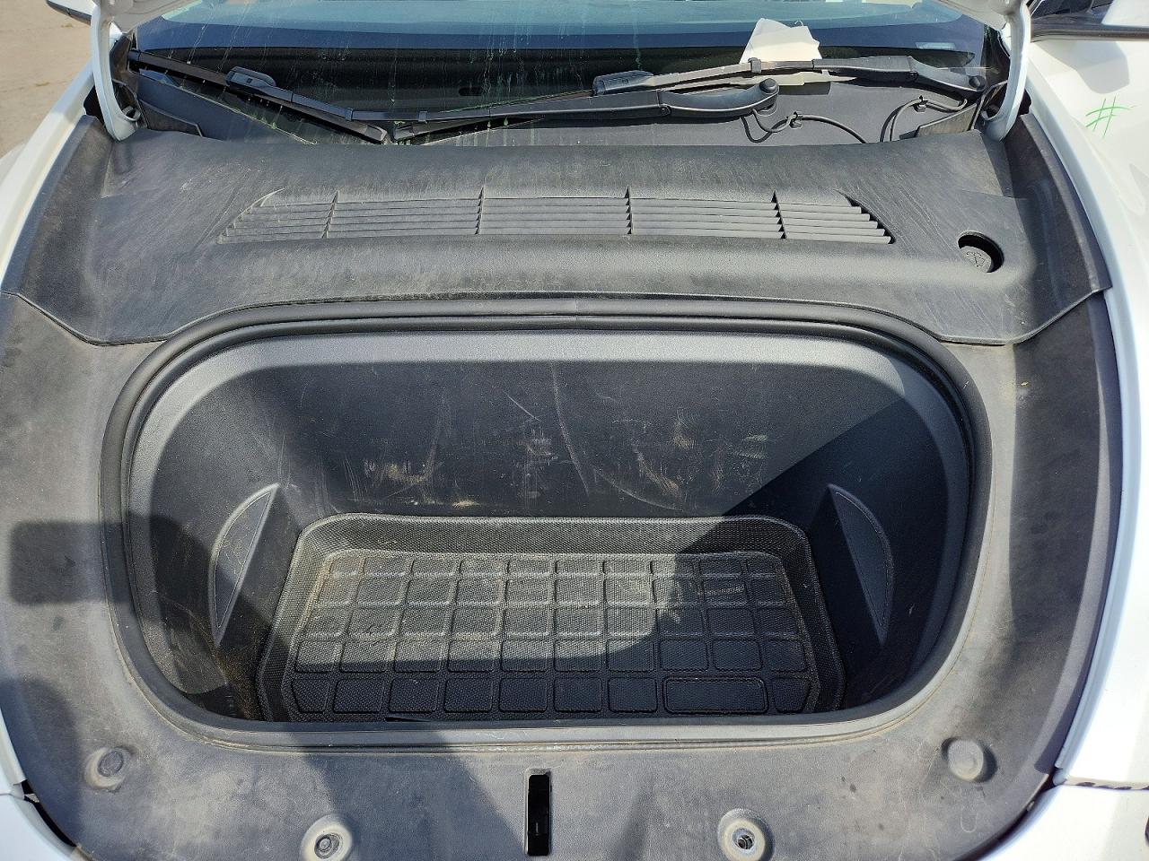 TESLA MODEL Y 2022 — 12