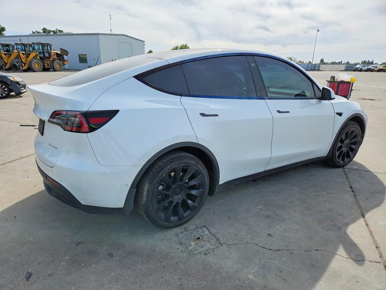 TESLA MODEL Y 2022 — 4