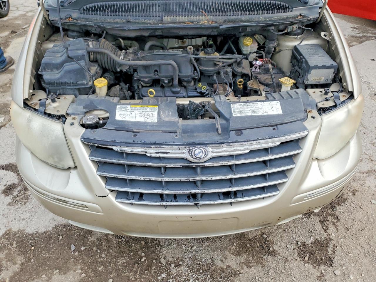 CHRYSLER TOWN & COUNTRY 2005 — 13