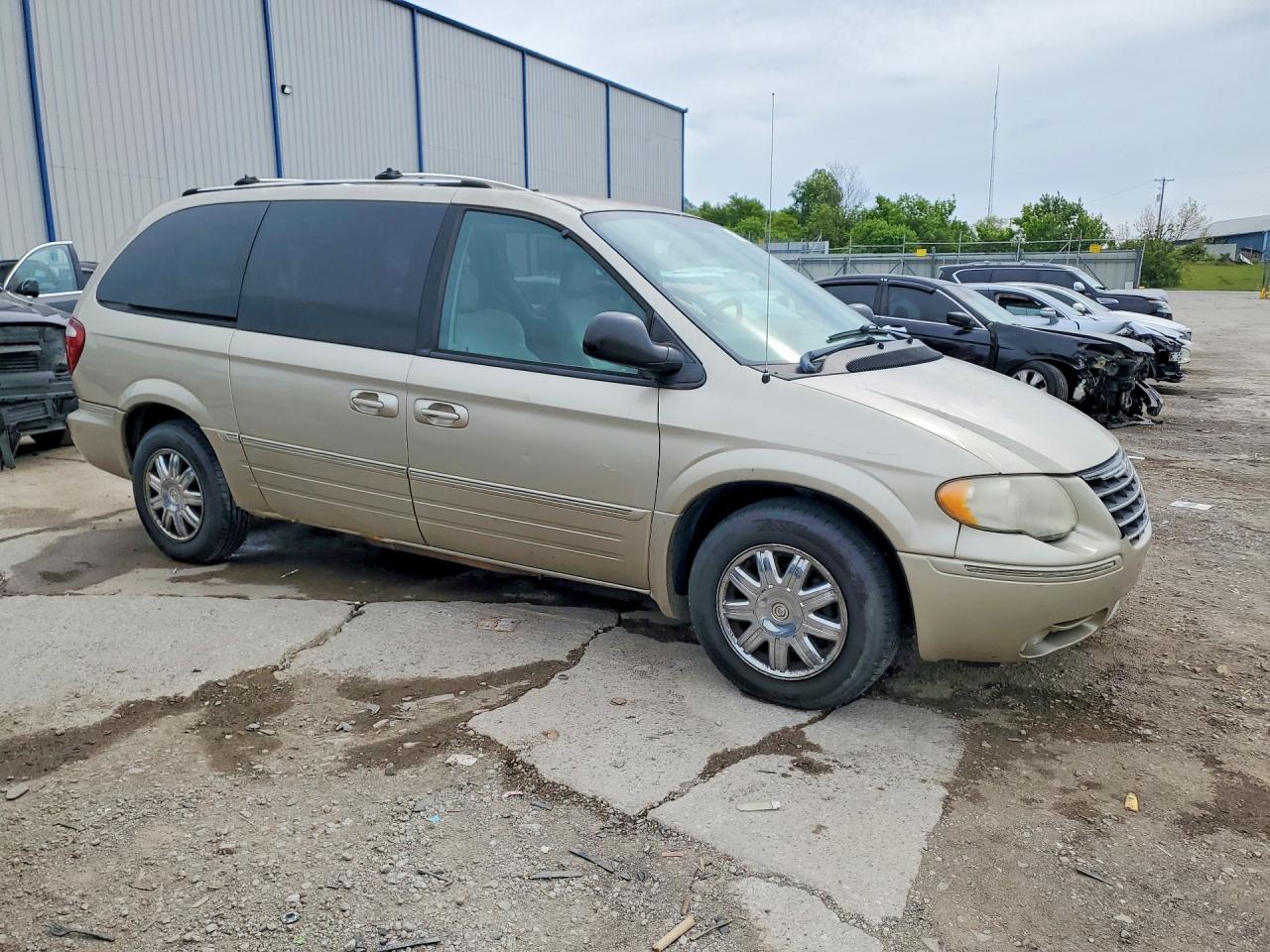 CHRYSLER TOWN & COUNTRY 2005 — 5