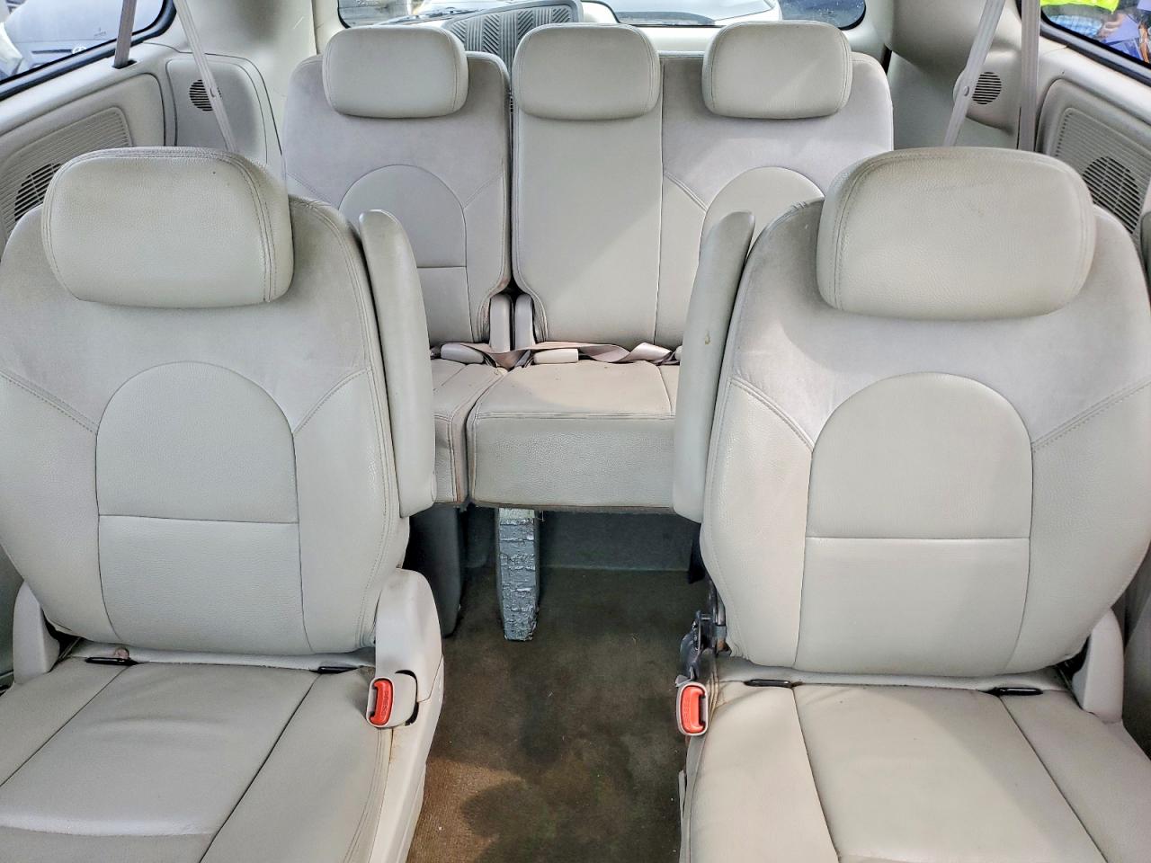 CHRYSLER TOWN & COUNTRY 2005 — 11