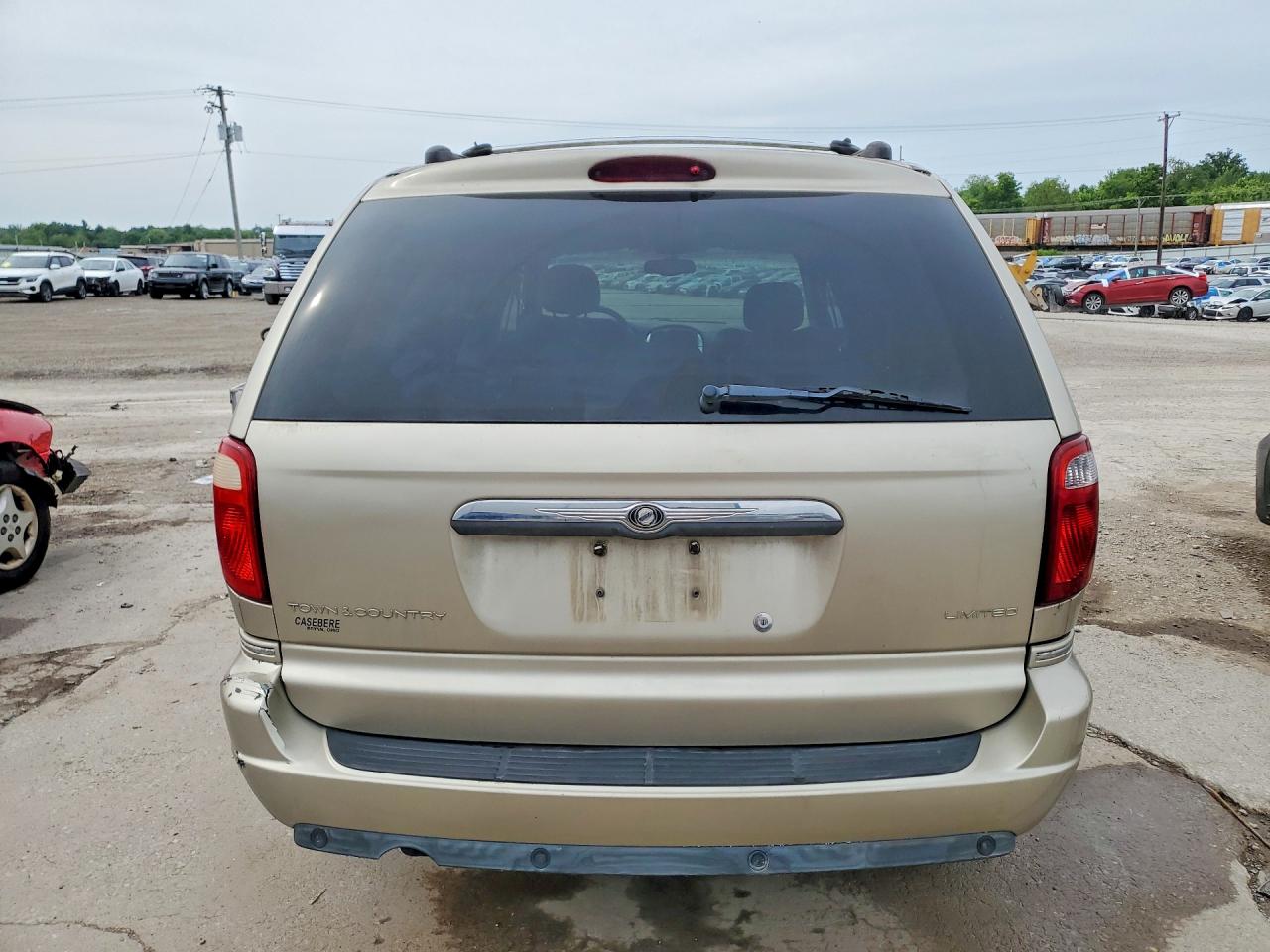 CHRYSLER TOWN & COUNTRY 2005 — 7