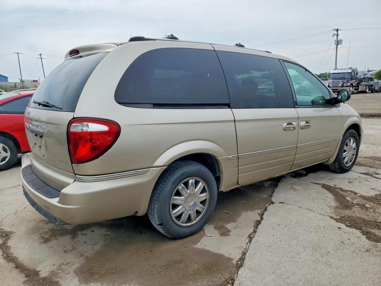 CHRYSLER TOWN & COUNTRY 2005 — 4
