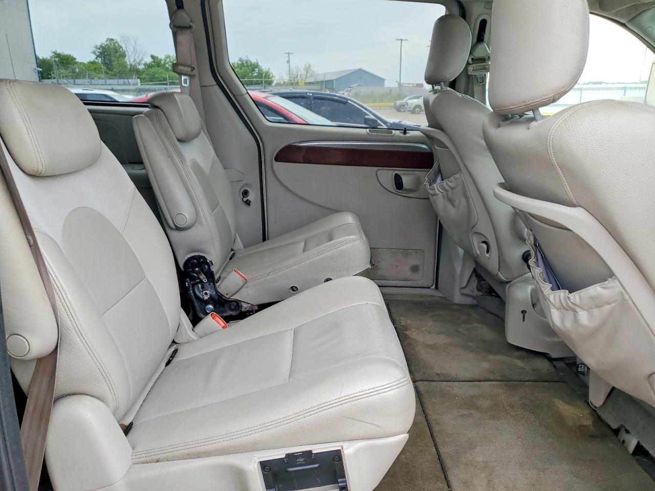 CHRYSLER TOWN & COUNTRY 2005 — 12
