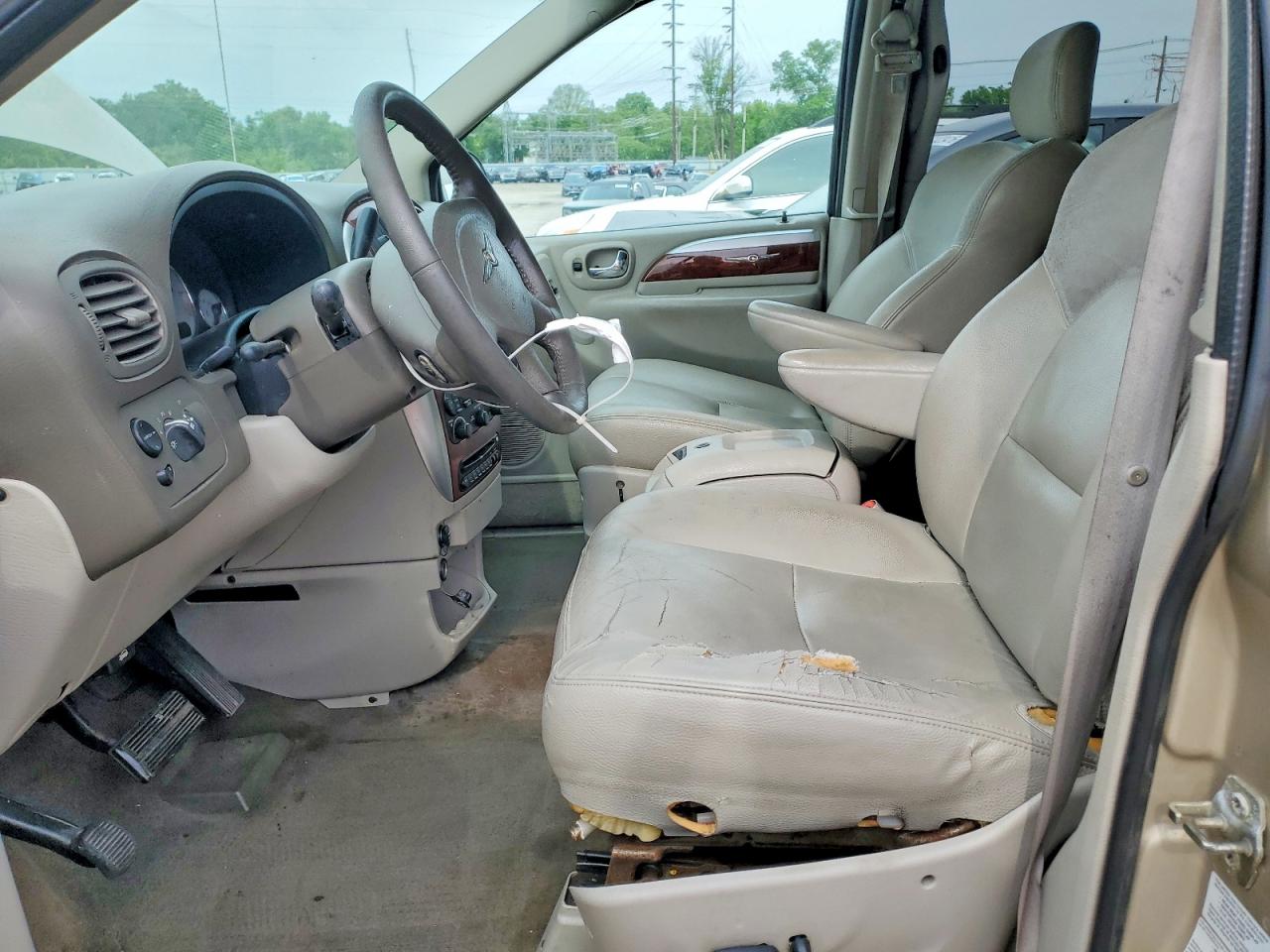 CHRYSLER TOWN & COUNTRY 2005 — 8