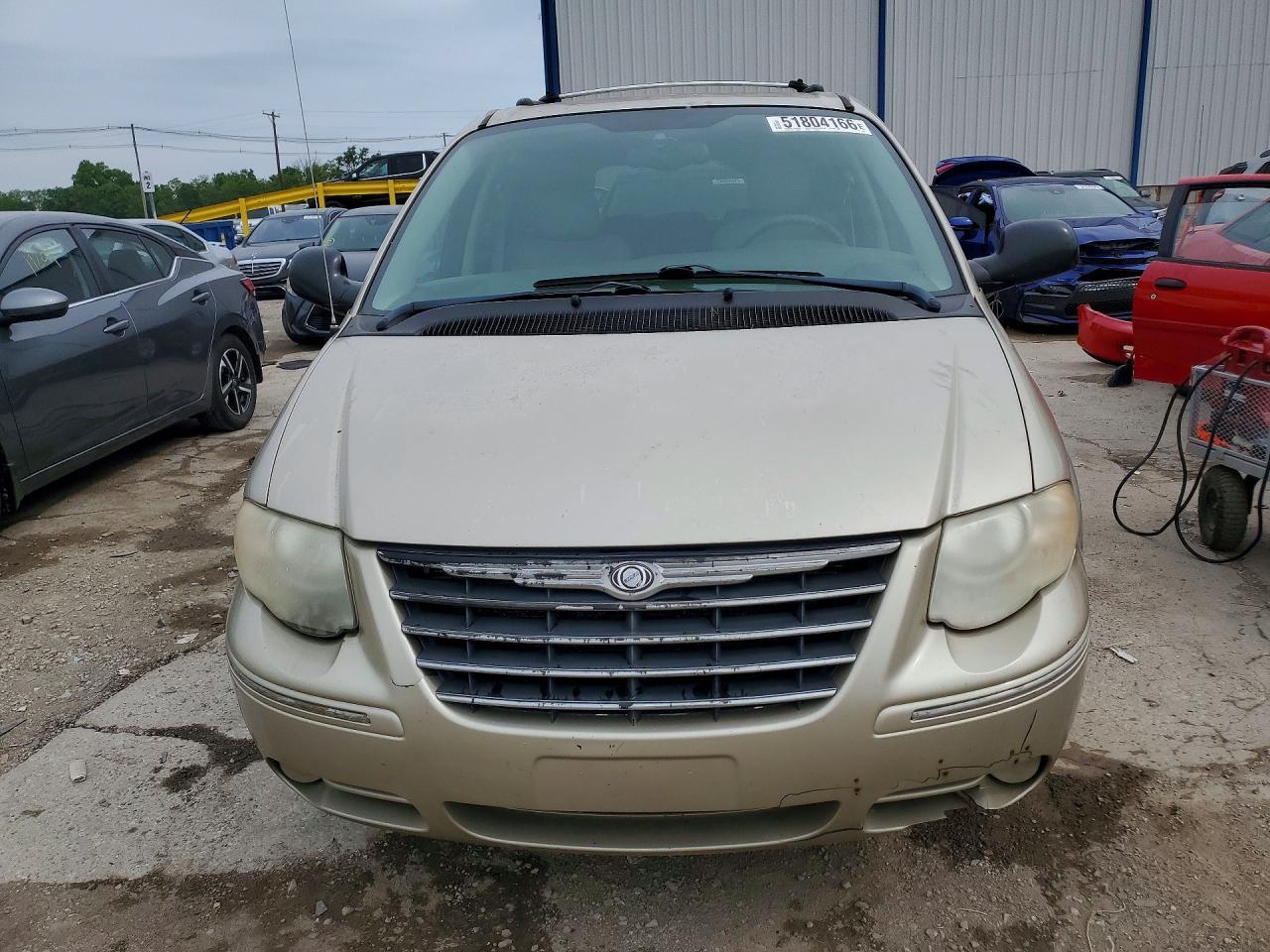 CHRYSLER TOWN & COUNTRY 2005 — 6