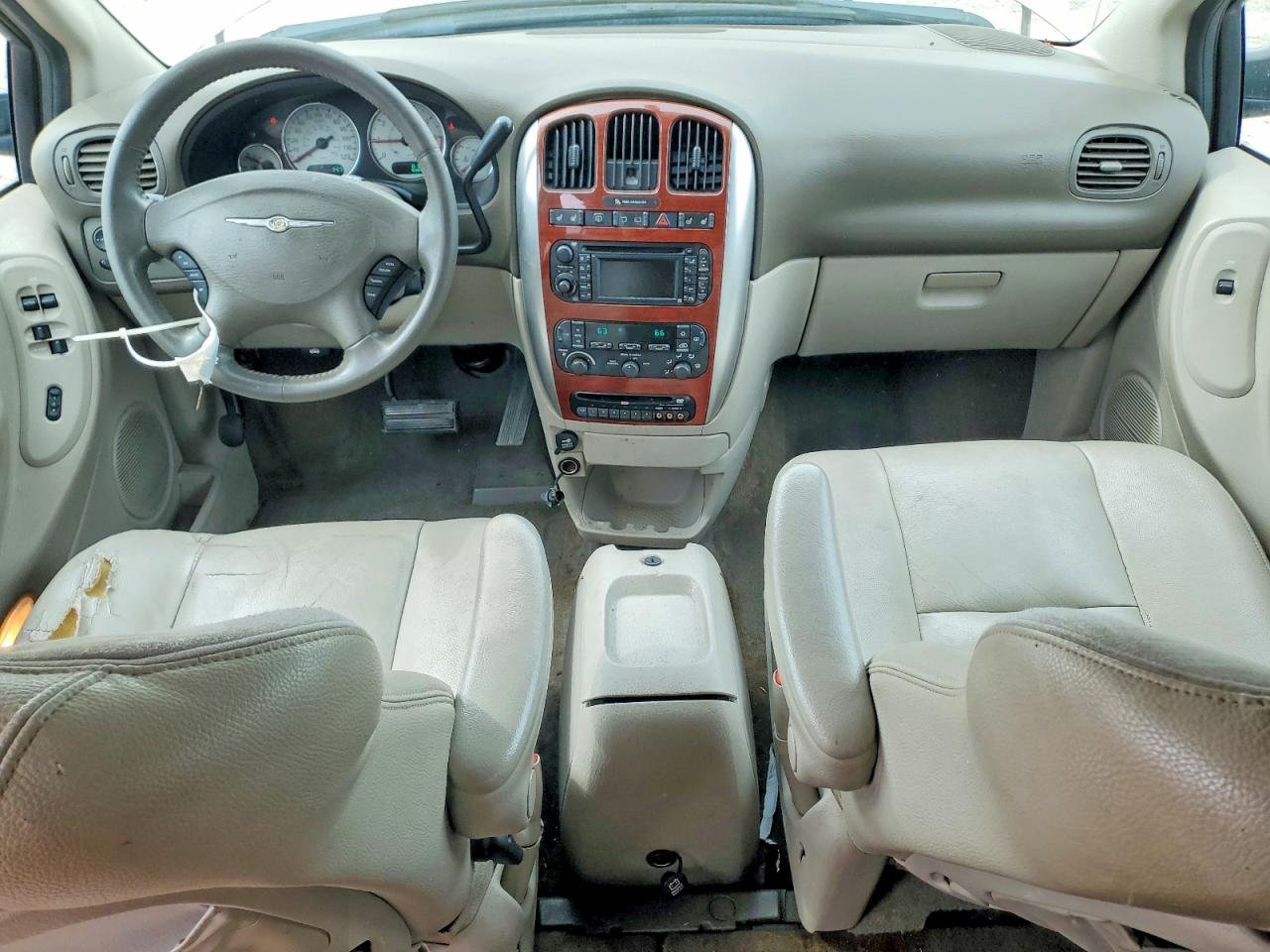 CHRYSLER TOWN & COUNTRY 2005 — 9
