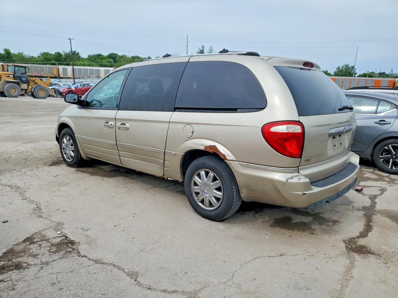 CHRYSLER TOWN & COUNTRY 2005 — 3