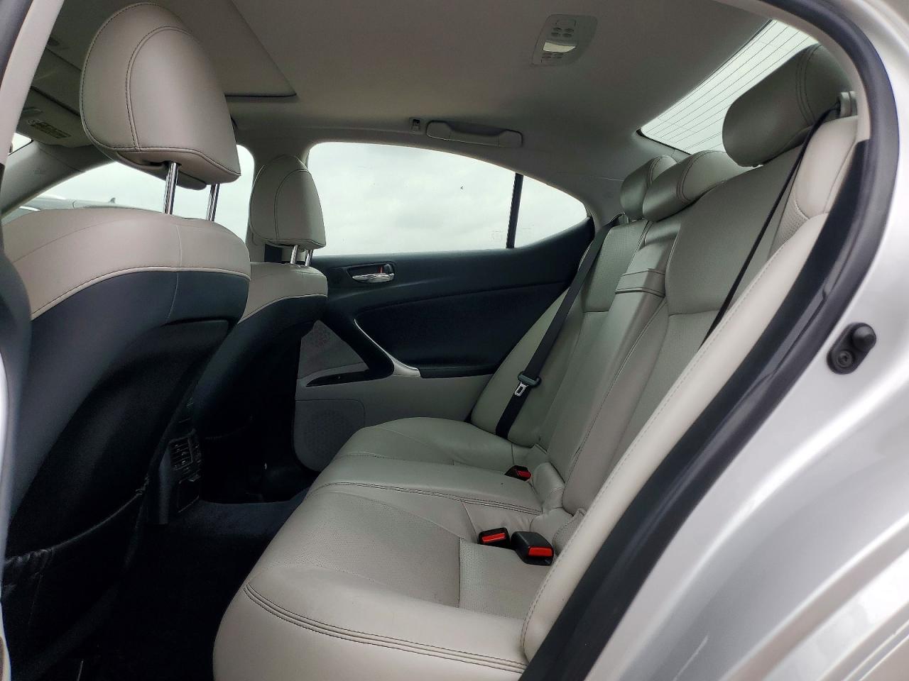 LEXUS IS 2011 — 11