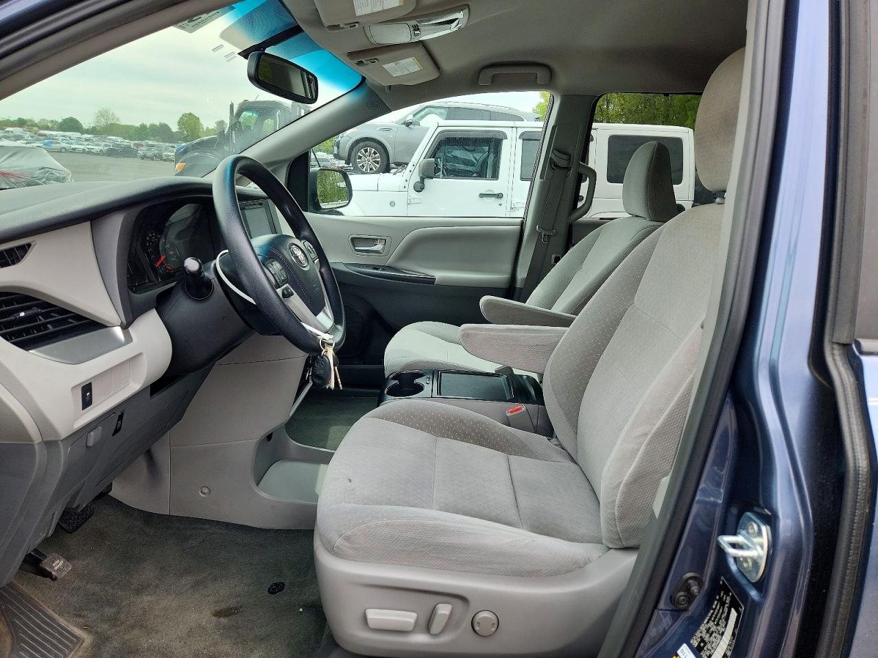 TOYOTA SIENNA 2017 — 8