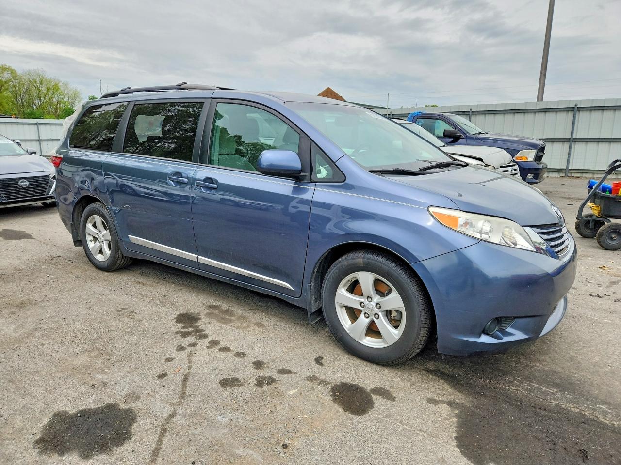 TOYOTA SIENNA 2017 — 5