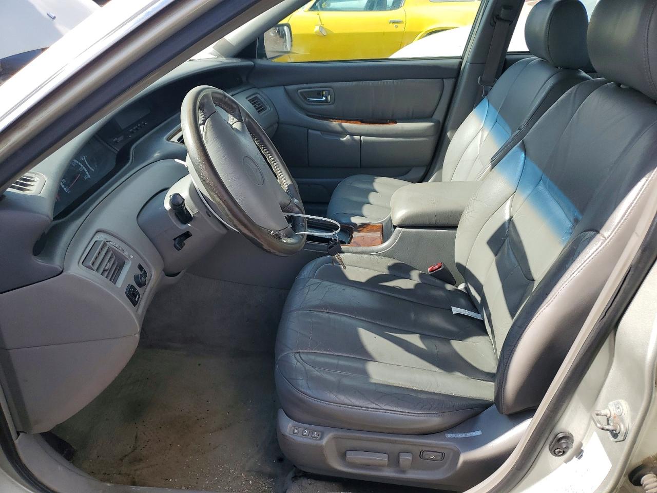 TOYOTA AVALON 2000 — 8