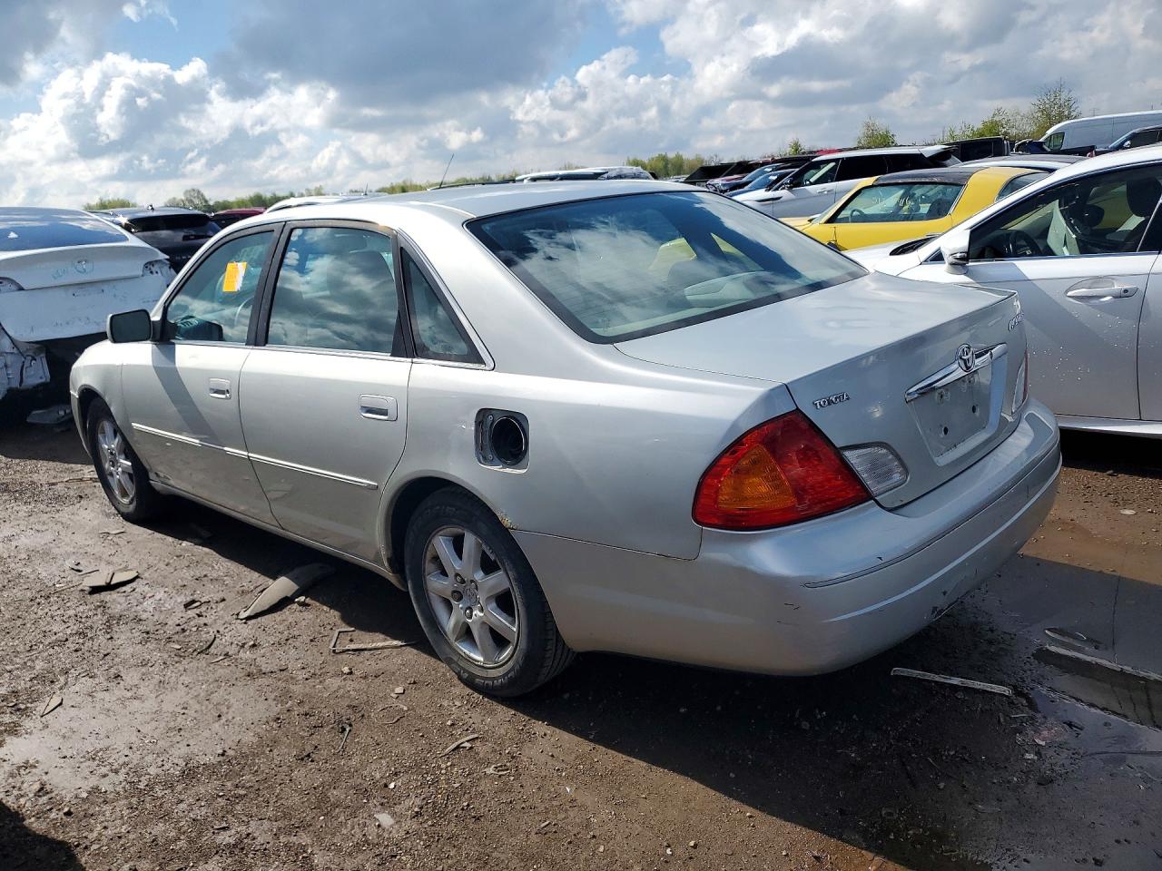 TOYOTA AVALON 2000 — 3