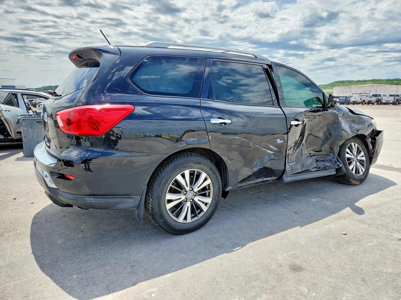 NISSAN PATHFINDER 2017 — 4