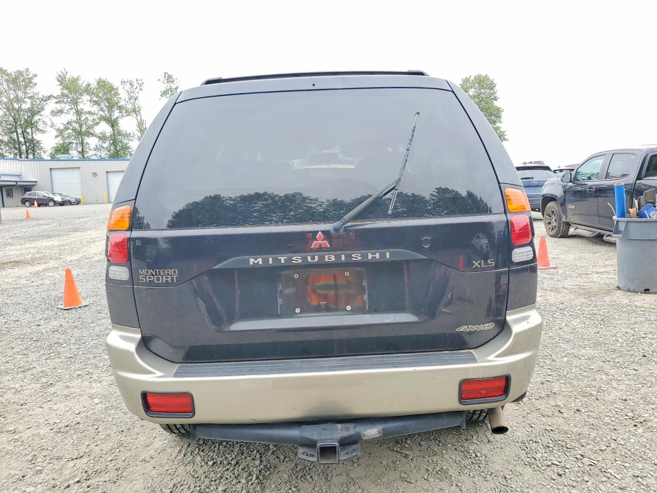 MITSUBISHI MONTERO 2000 — 7