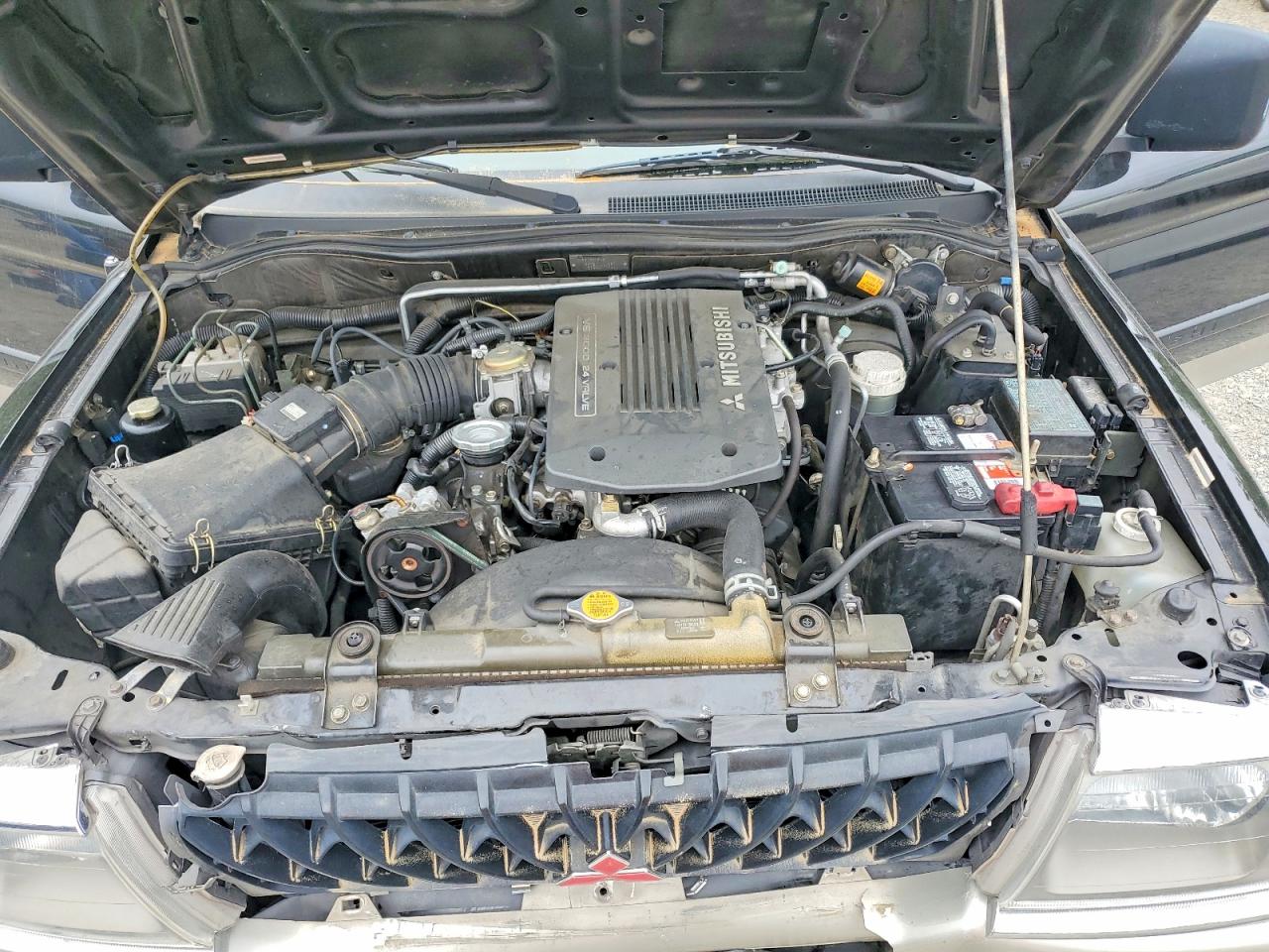 MITSUBISHI MONTERO 2000 — 13
