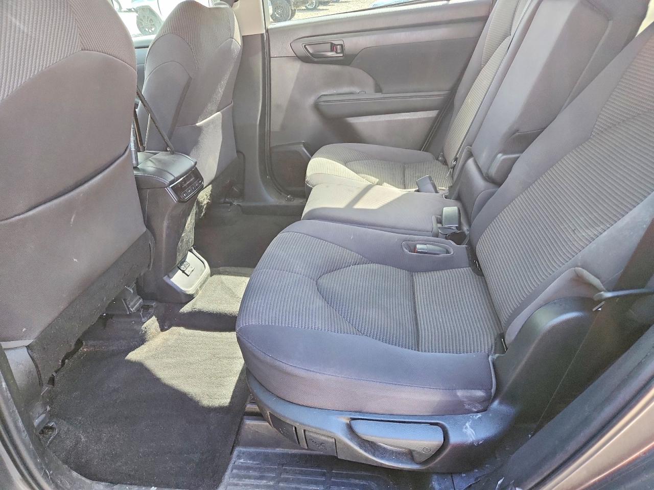 TOYOTA HIGHLANDER 2023 — 12