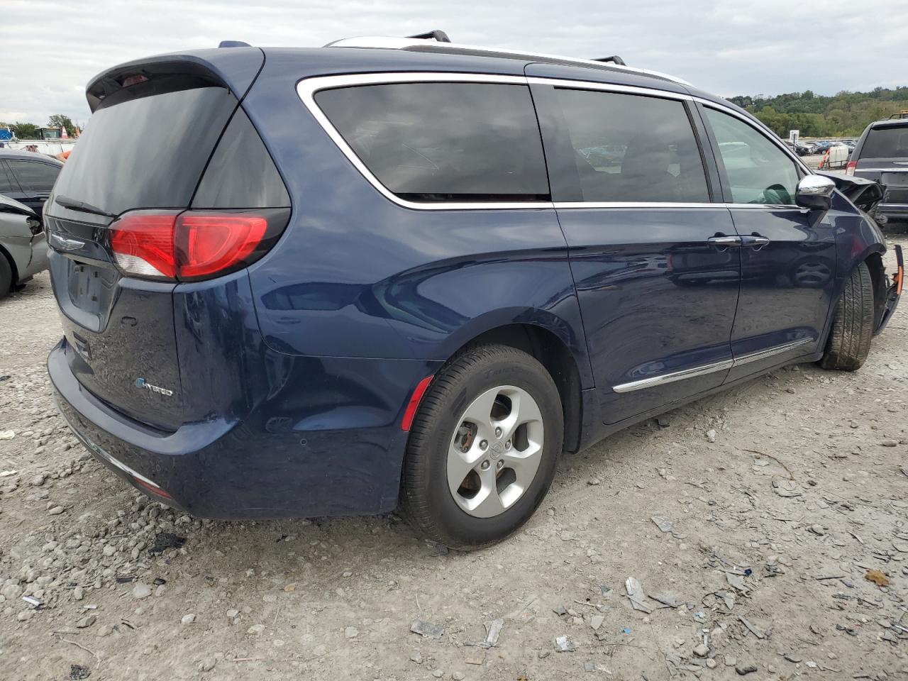 CHRYSLER PACIFICA 2017 — 4