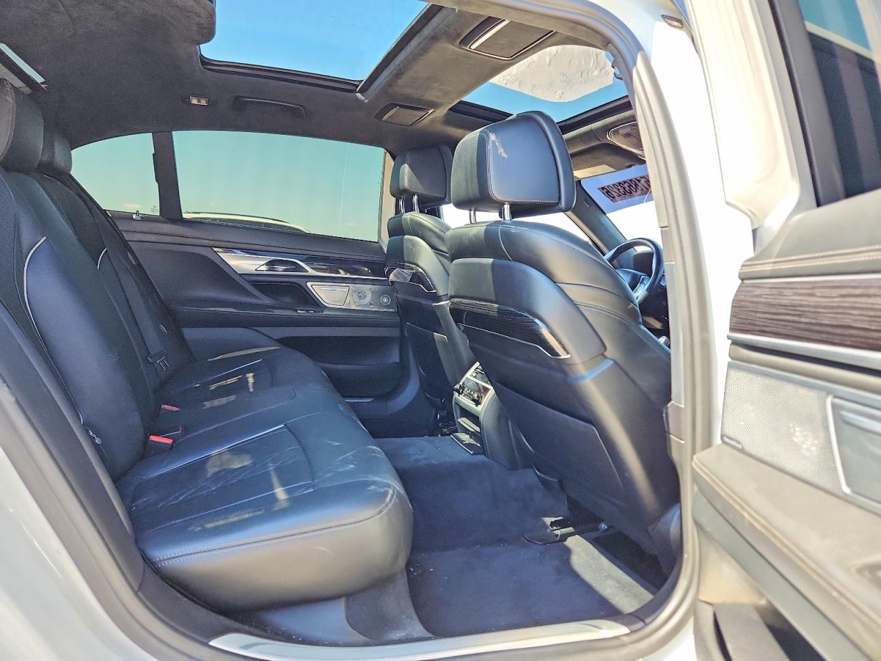 BMW 750 2018 — 11