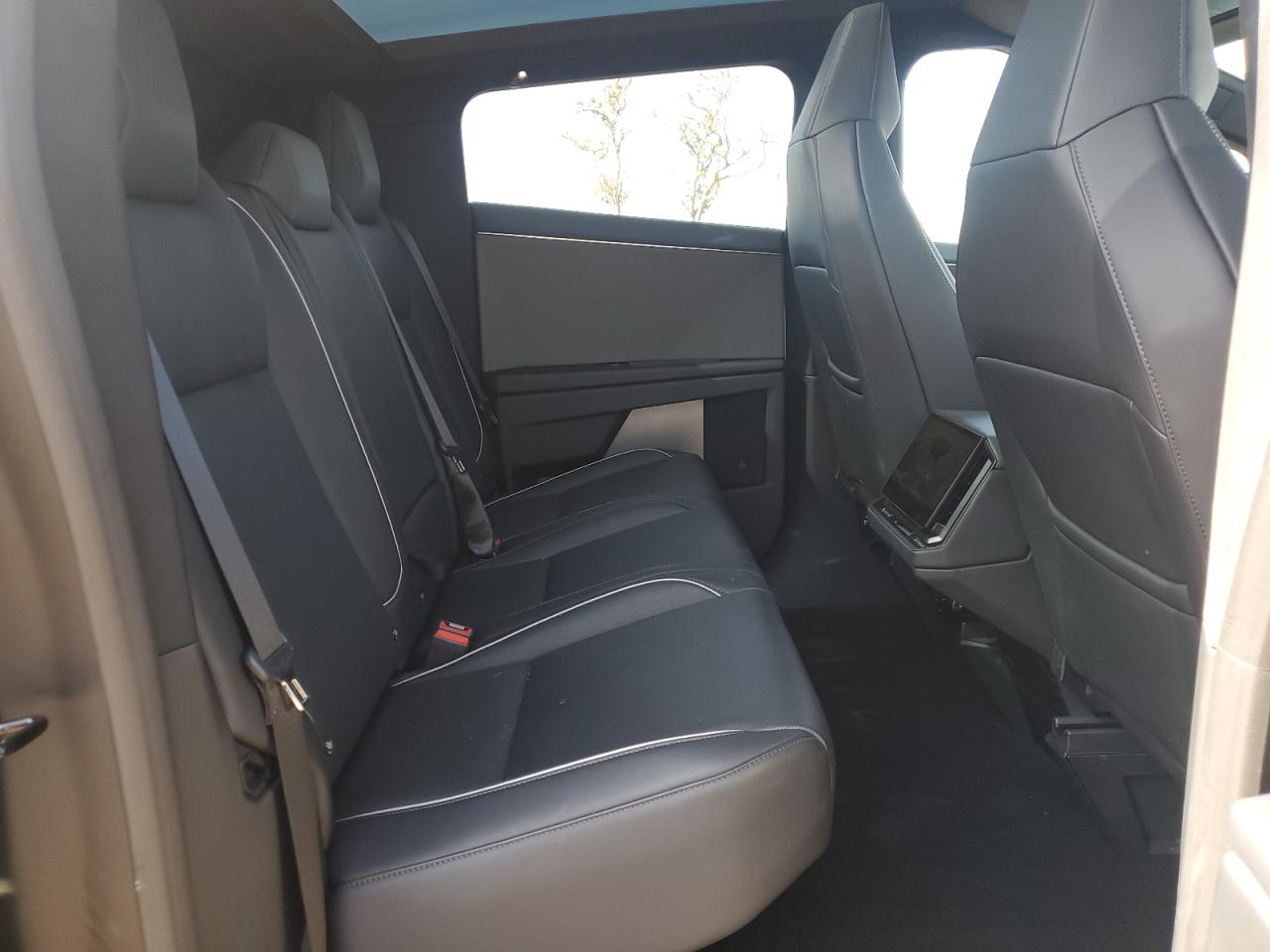 TESLA CYBERTRUCK 2024 — 11