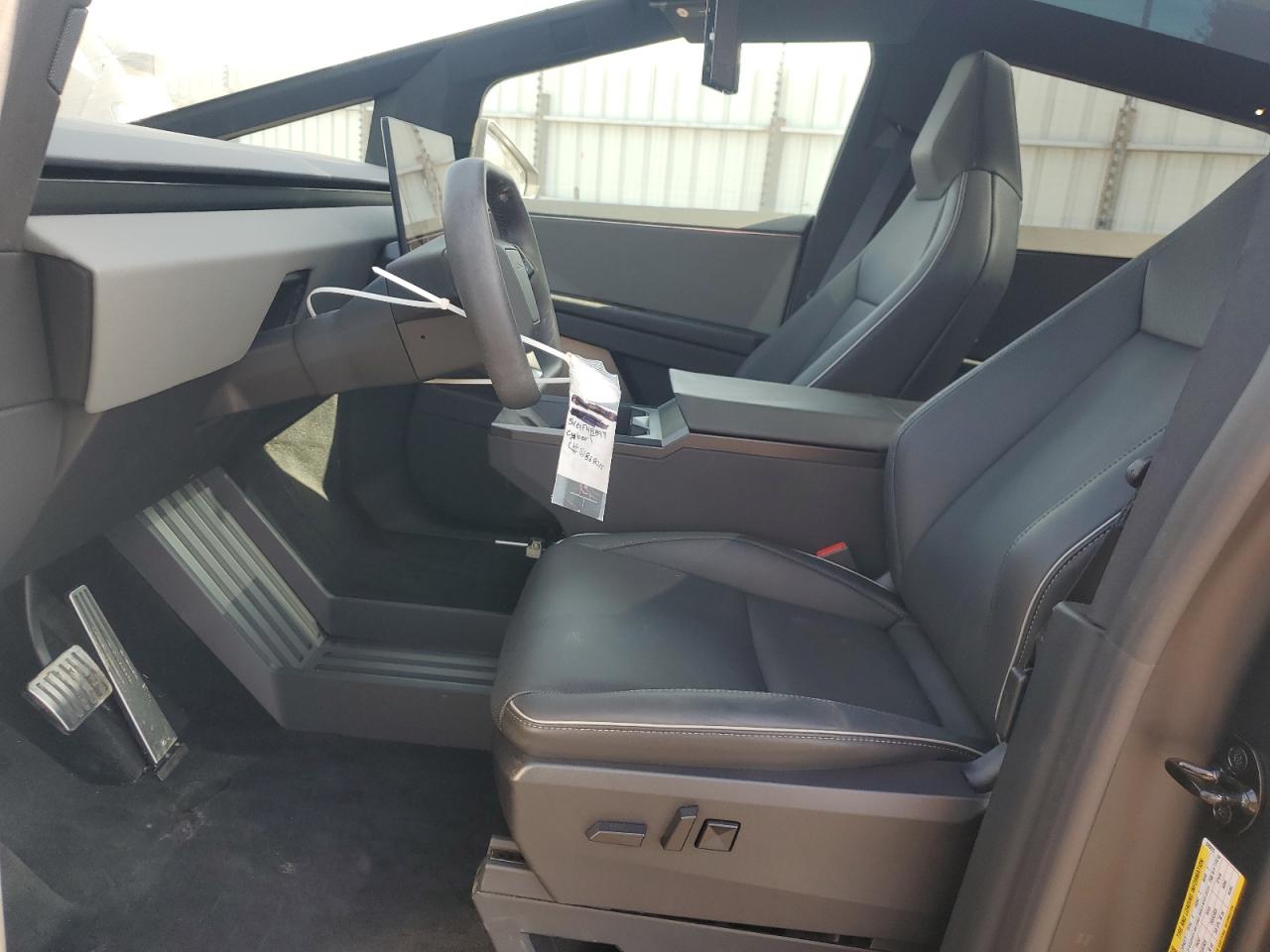 TESLA CYBERTRUCK 2024 — 8