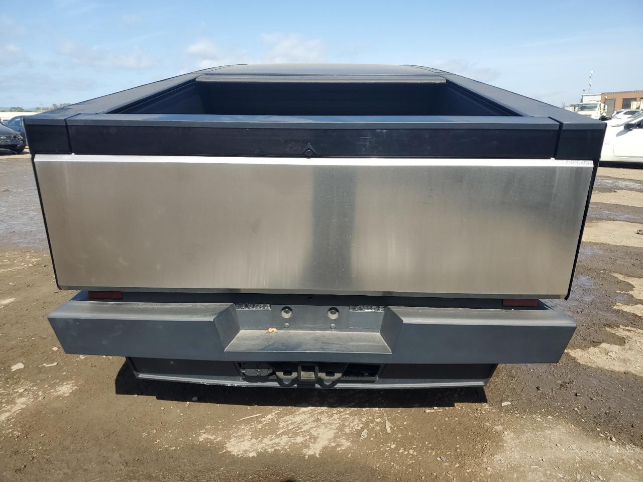 TESLA CYBERTRUCK 2024 — 7