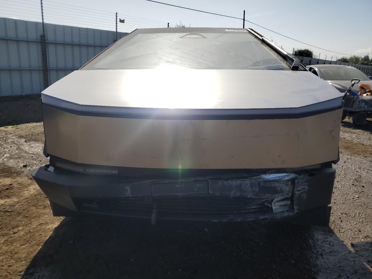 TESLA CYBERTRUCK 2024 — 6