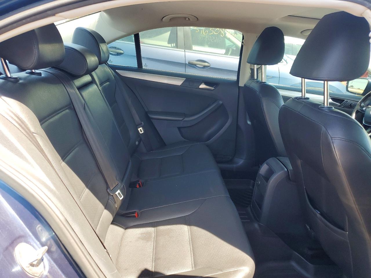 VOLKSWAGEN JETTA 2017 — 11