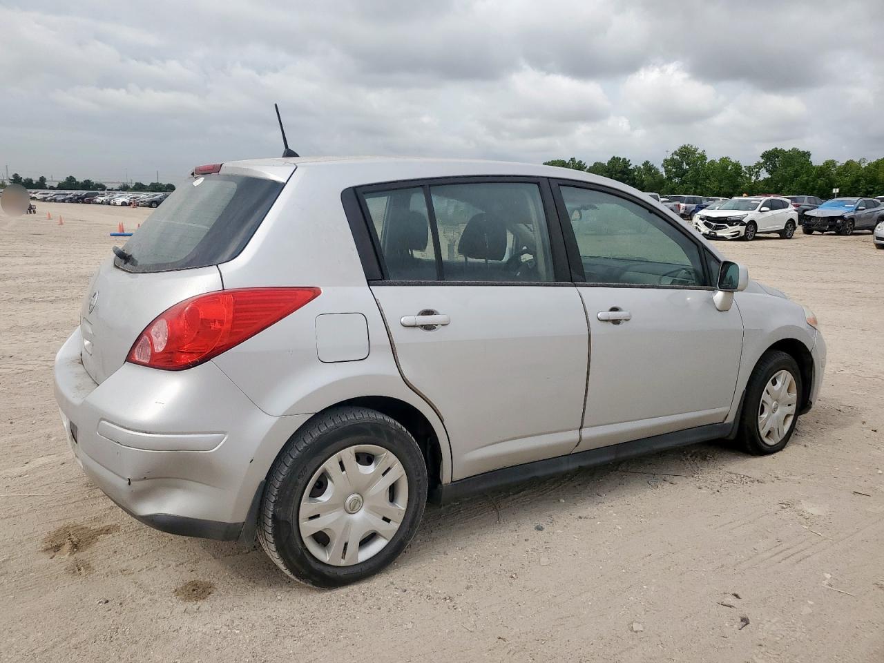 NISSAN VERSA 2010 — 4