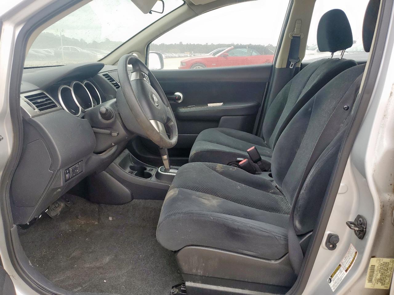 NISSAN VERSA 2010 — 8