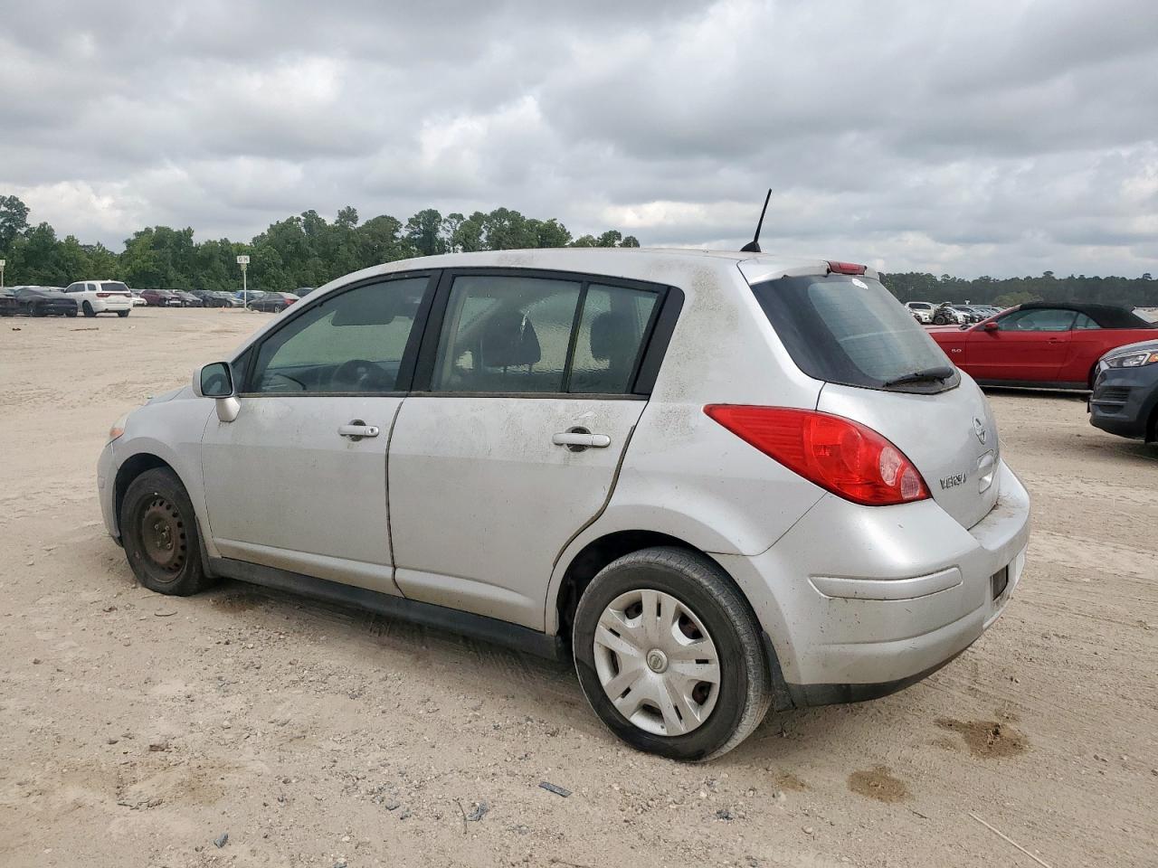 NISSAN VERSA 2010 — 3