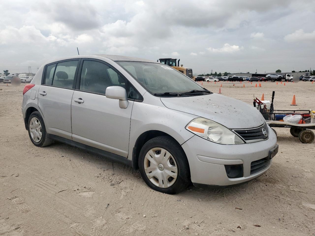 NISSAN VERSA 2010 — 5