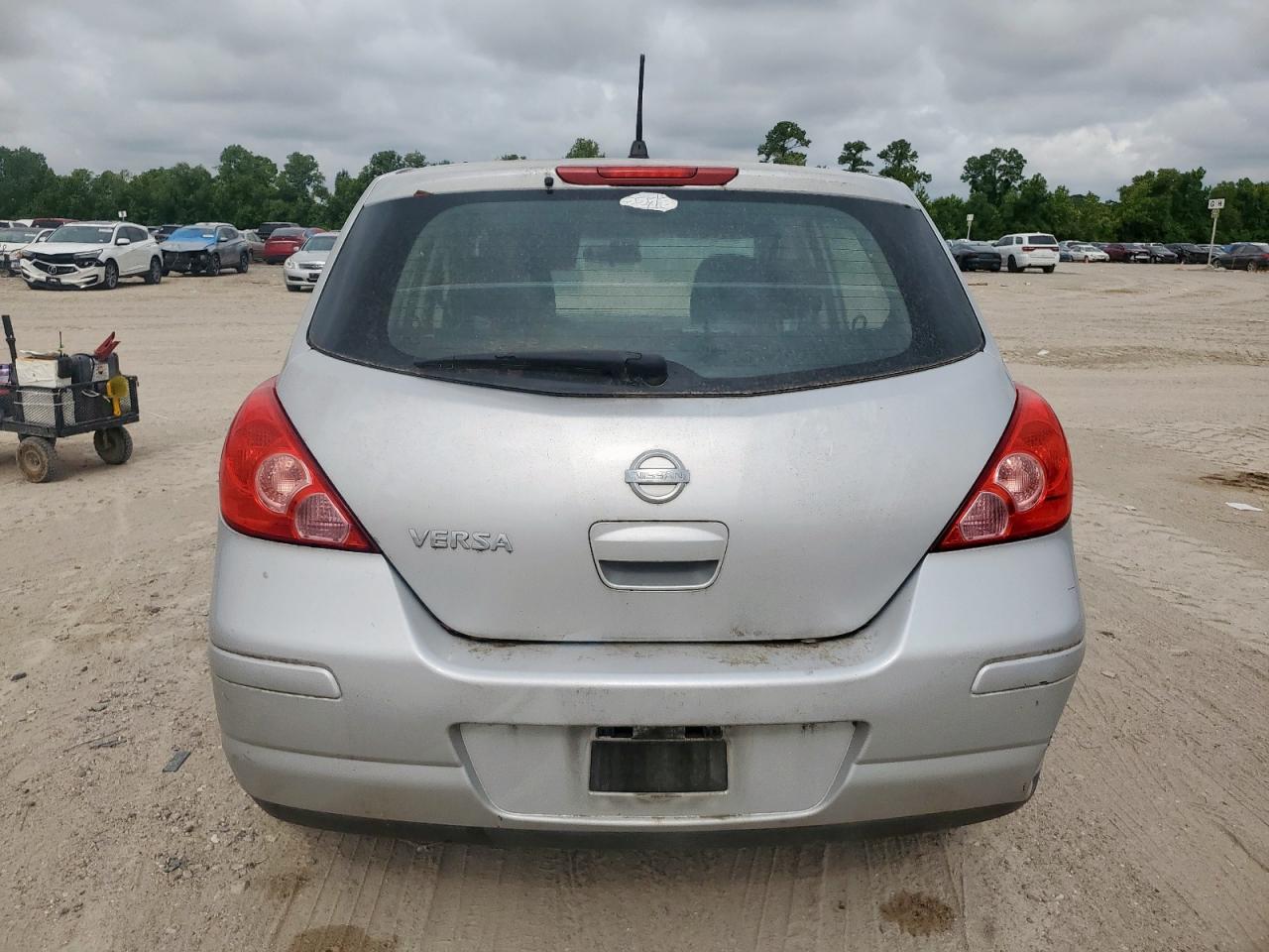 NISSAN VERSA 2010 — 7