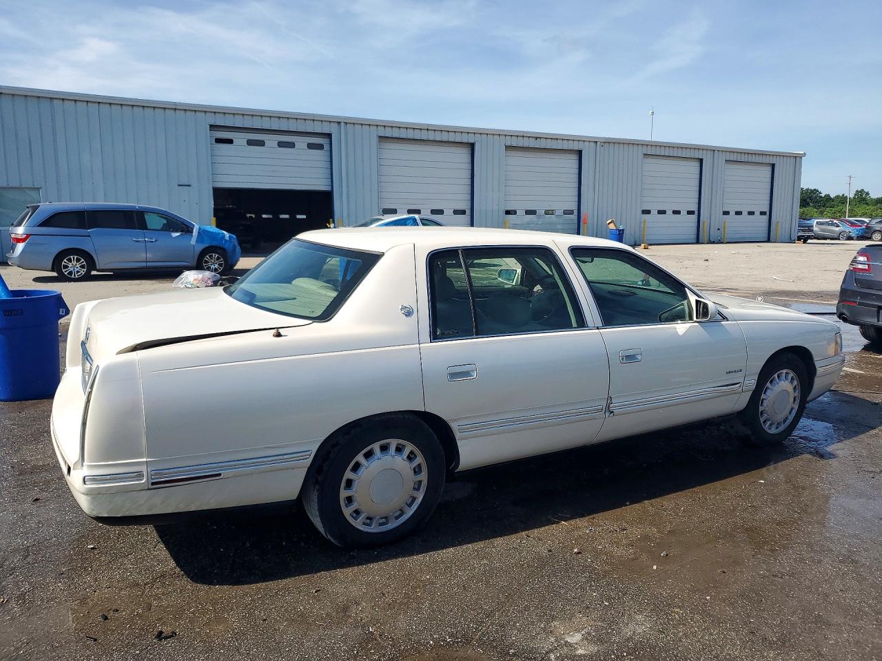 CADILLAC DEVILLE 1999 — 4