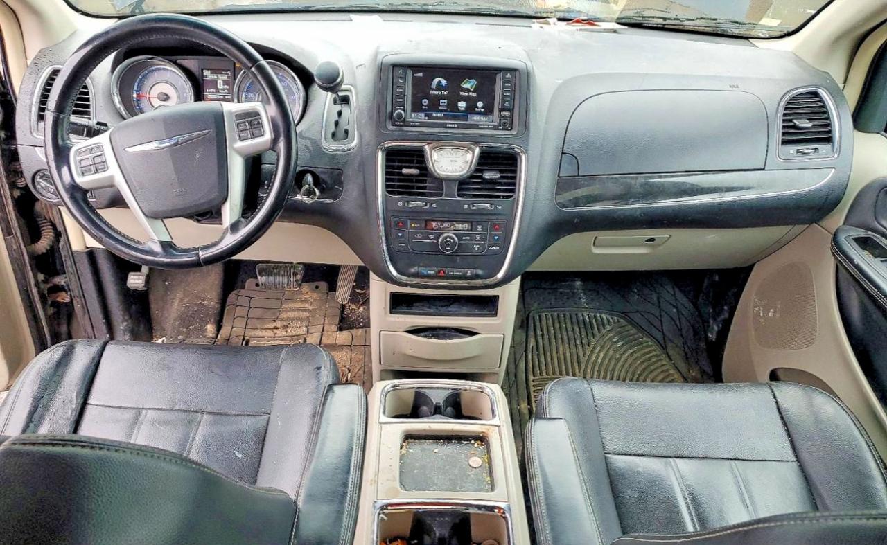 CHRYSLER TOWN & COUNTRY 2014 — 9