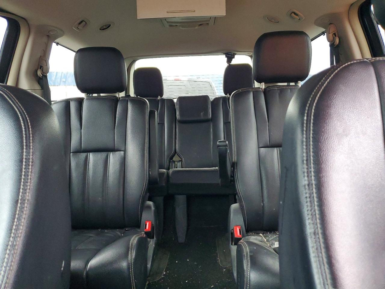 CHRYSLER TOWN & COUNTRY 2014 — 11
