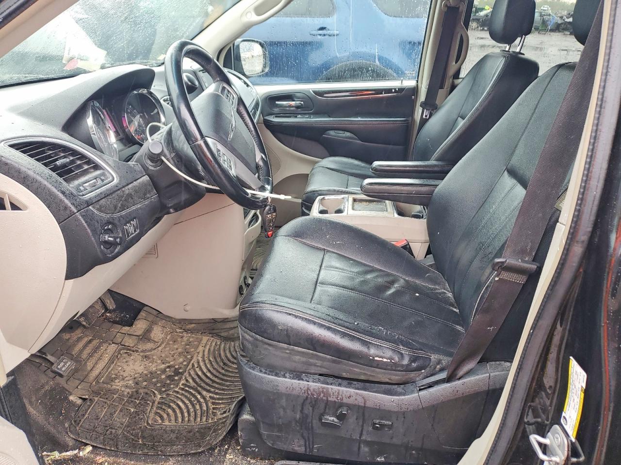 CHRYSLER TOWN & COUNTRY 2014 — 8