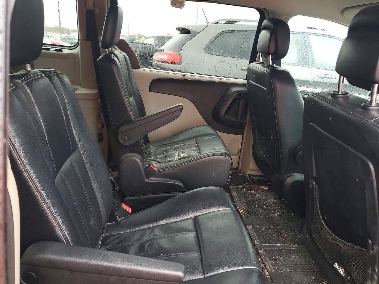 CHRYSLER TOWN & COUNTRY 2014 — 12