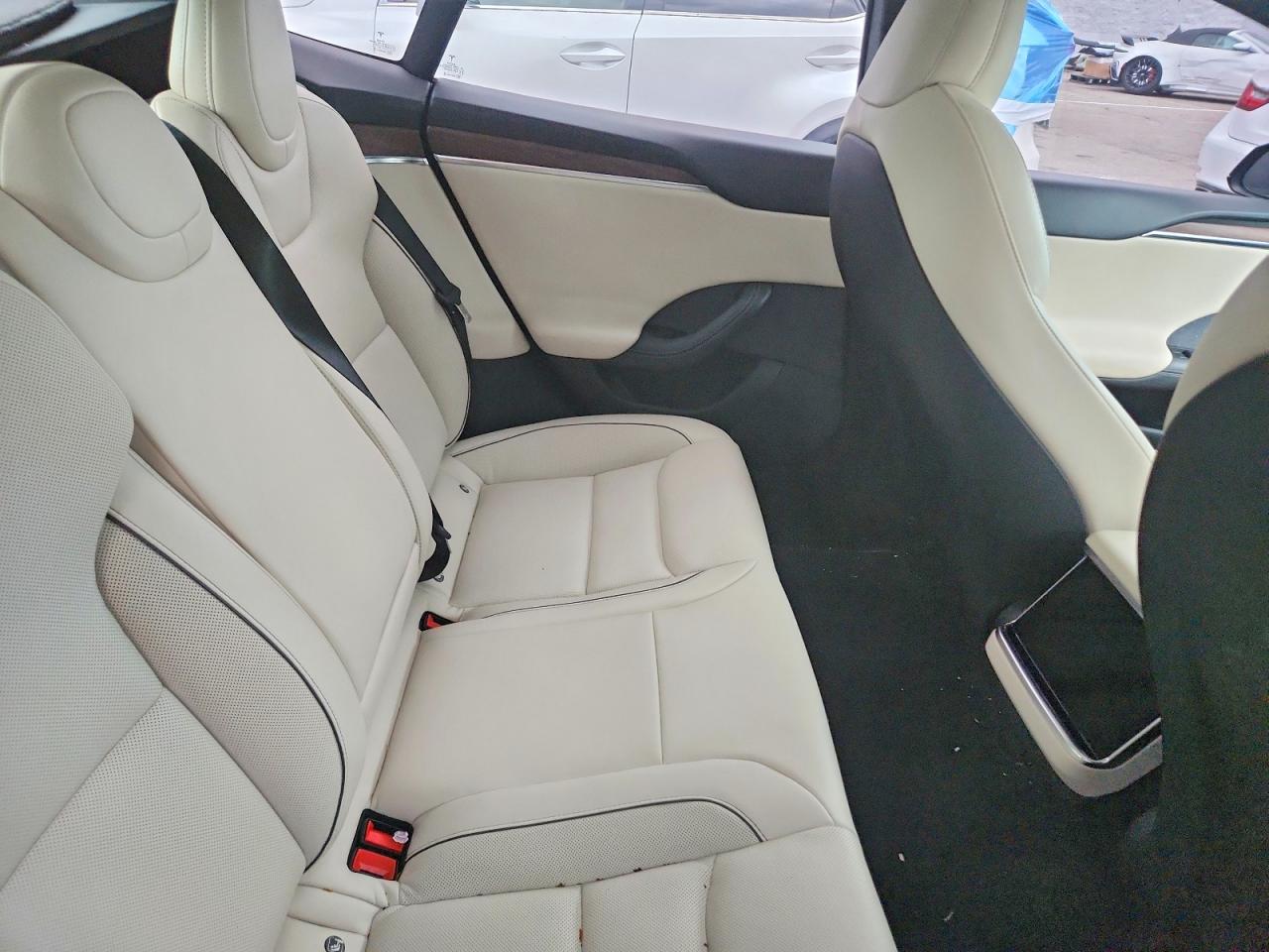 TESLA MODEL S 2021 — 11