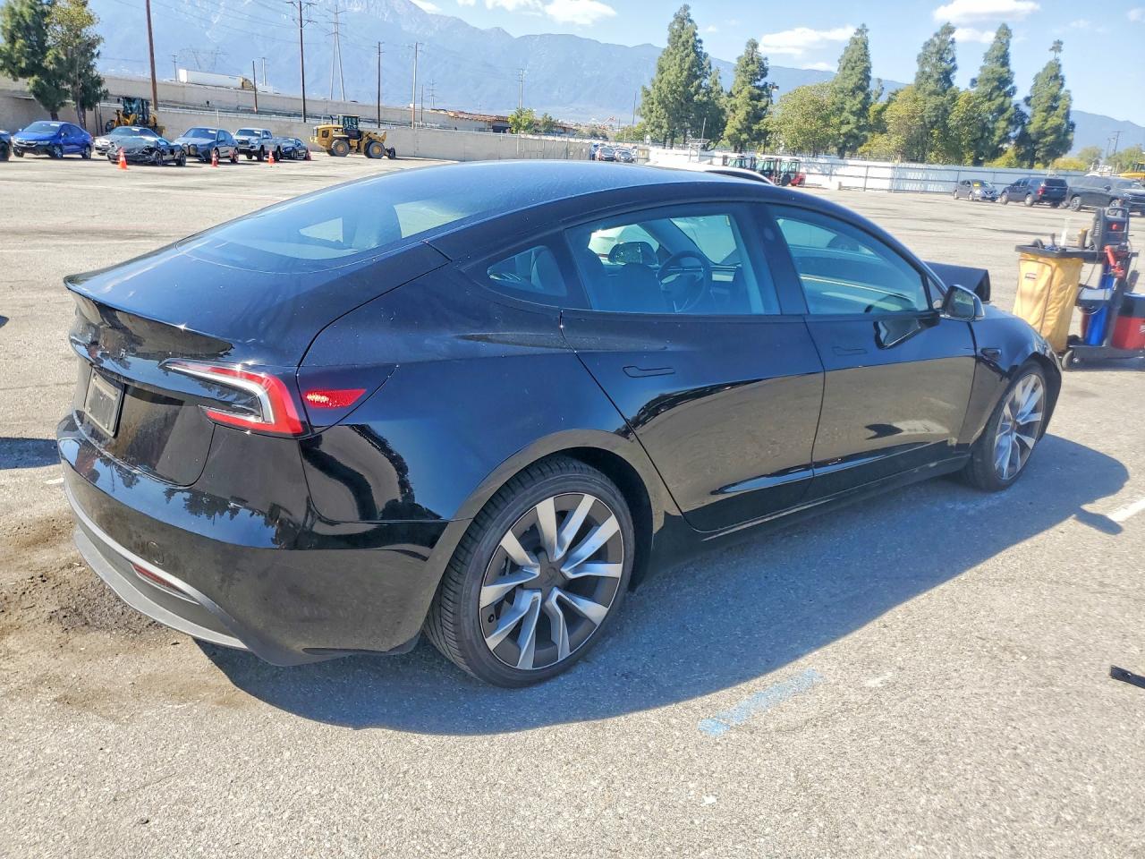 TESLA MODEL 3 2024 — 4
