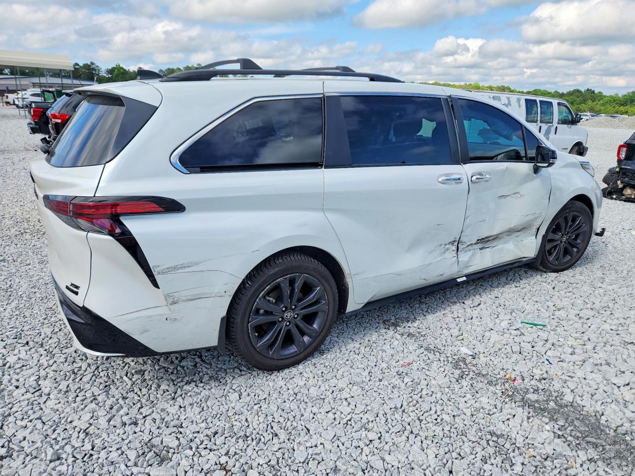 TOYOTA SIENNA 2023 — 4