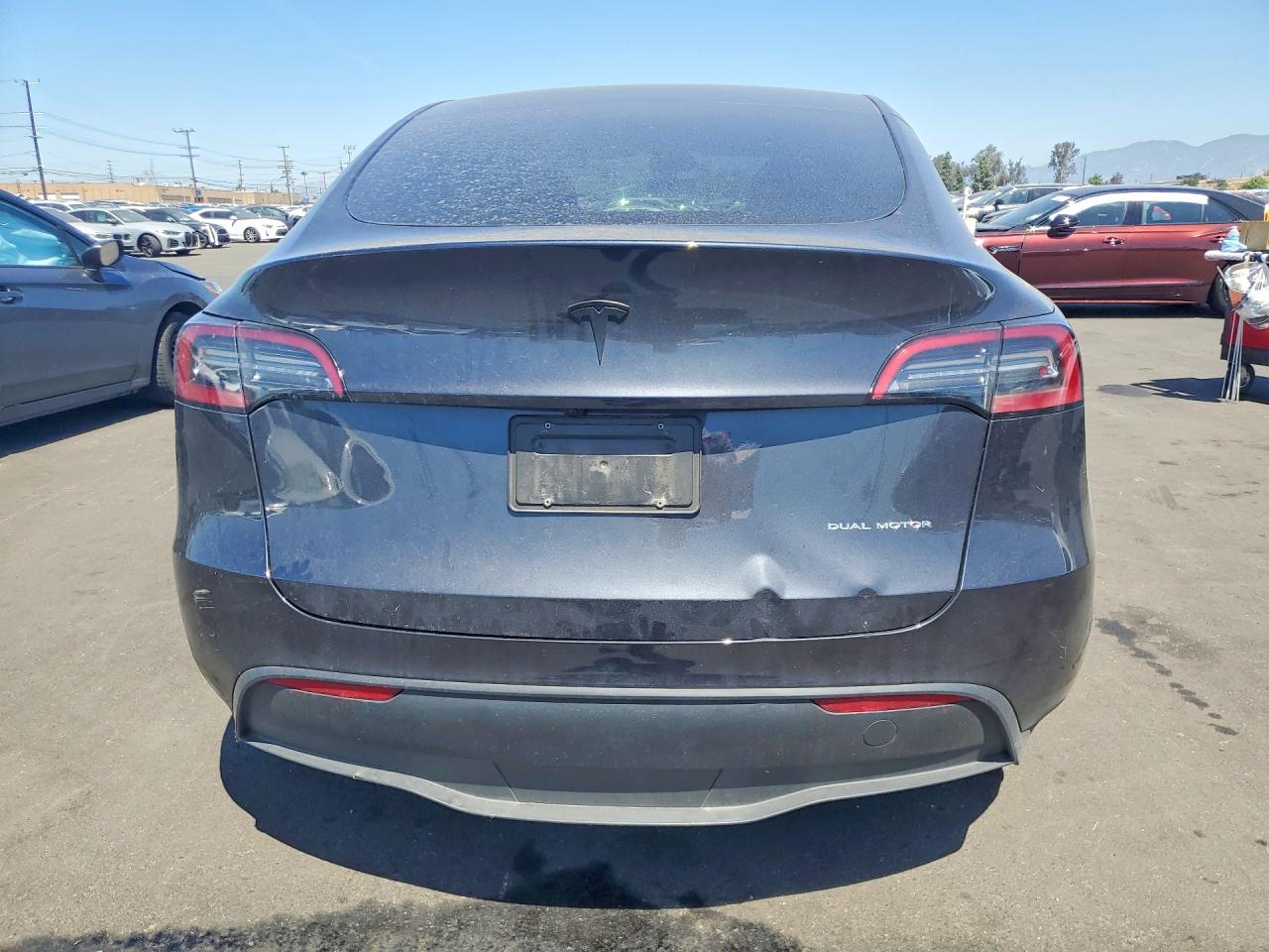TESLA MODEL Y 2024 — 7