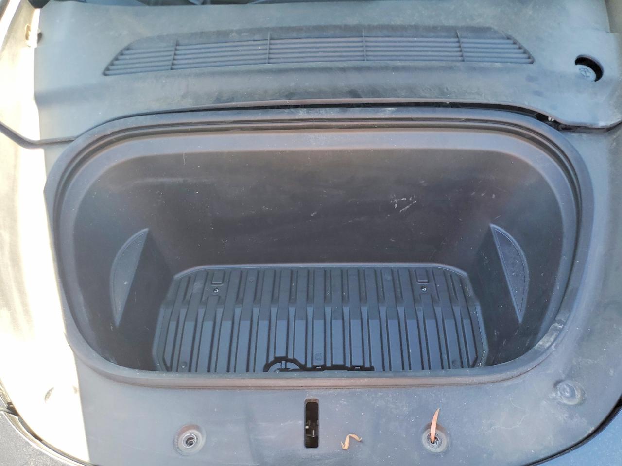 TESLA MODEL Y 2024 — 13